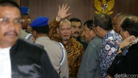 Hakim juga menyatakan surat dakwaan telah disusun secara tepat dan cermat sehingga tidak melanggar hukum. Sidang pun diputuskan untuk tetap dilanjutkan ke pokok perkara.