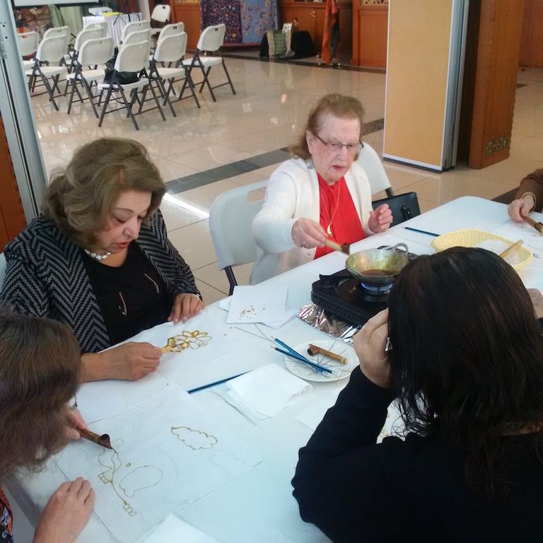 Asyiknya saat warga Australia membatik (Dok KBRI Canberra)