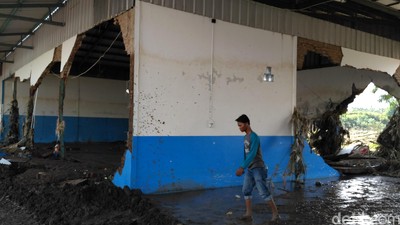 Sisa Kedahsyatan Banjir Bandang di Pabrik Susu