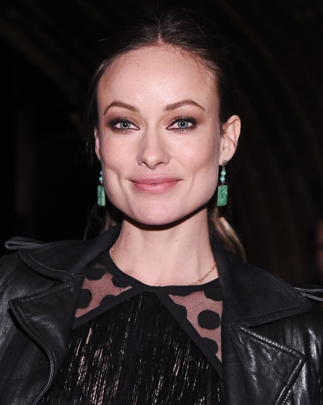 Olivia Wilde selalu banyak minum air dan tidur cukup. Dua hal itulah yang jadi kunci kecantikan kulitnya. Dia juga hanya memakai makeup di acara-acara penting saja. Foto: Getty Images