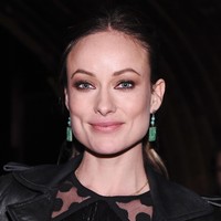 Olivia Wilde selalu banyak minum air dan tidur cukup. Dua hal itulah yang jadi kunci kecantikan kulitnya. Dia juga hanya memakai makeup di acara-acara penting saja. Foto: Getty Images