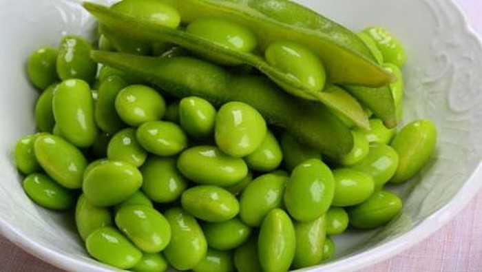 Edamame salah satu makanan kaya kalium yang bisa turunkan tekanan darah. Foto: Getty Images Edamame salah satu makanan kaya kalium yang bisa turunkan tekanan darah. Foto: Getty Images