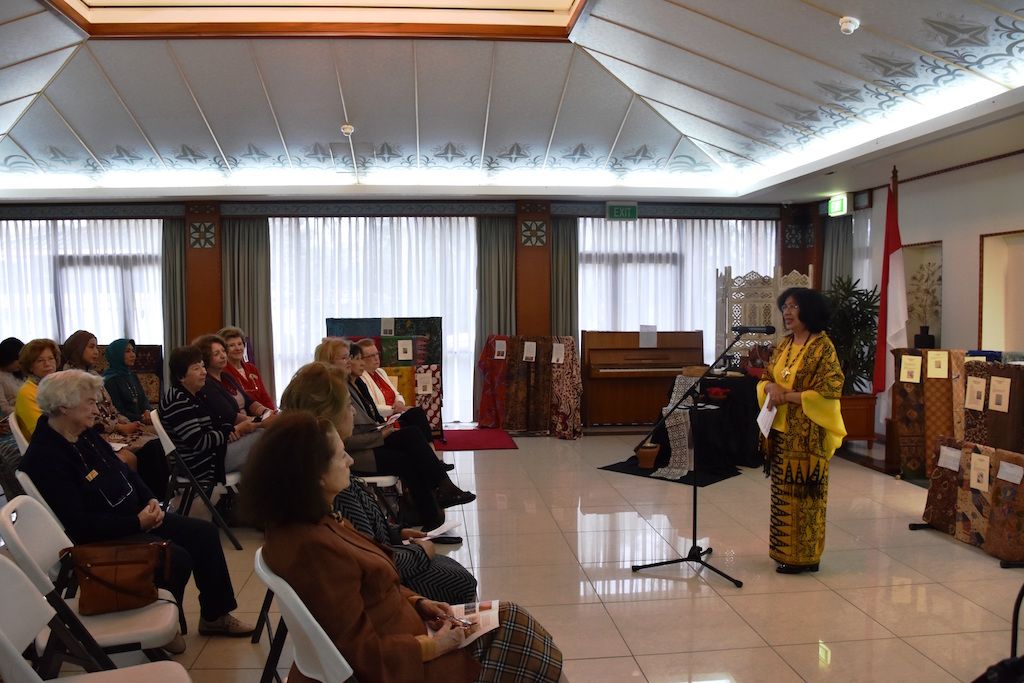 Ketua DWP KBRI Canberra Nino Riphat, istri Dubes Nadjib Riphat memberi pidato (Dok KBRI Canberra)