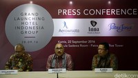 (Ki-ka) Direktur Utama PT Aerowisata Gatot Satriawan, Direktur Utama PT Hotel Indonesia Natour Iswandi Said, dan Direktur Utama PT. Patrajasa M Haryo pada acara Press Confrence Hotel Indonesia Group di Jakarta, Kamis (22/9/2016).