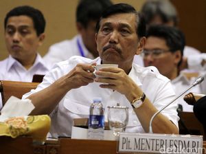 Baru Operasi Jempol Kaki, Luhut Pakai Sandal Hadiri Rapat di DPR