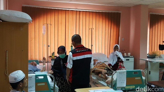 Tugas Penuh Kesabaran Membimbing Ibadah Jemaah Sakit dan Lansia
