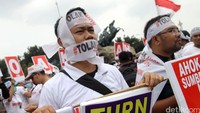 Aksi ini diikuti oleh puluhan orang dari Indonesia Bergerak.