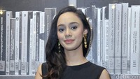 Menurutnya pekerjaan terberat dalam memerankan tokoh Jinny adalah harus tampil centil. Pool/Noel/detikFoto.