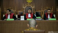 Mengadili, menolak eksepsi terdakwa La Nyalla Mahmud Mattalitti, ujar Ketua majelis hakim Sumpeno di pengadilan Tindak Pidana Korupsi (Tipikor) Jakarta Pusat, Jl Bungur Raya, Kamis (22/9/2016).