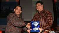 Ketua Forum Wartawan Industri Indra Bayu Permana menyerahkan plakat Forwin kepada Menperin Airlangga Hartarto. Istimewa/Kemenperin.