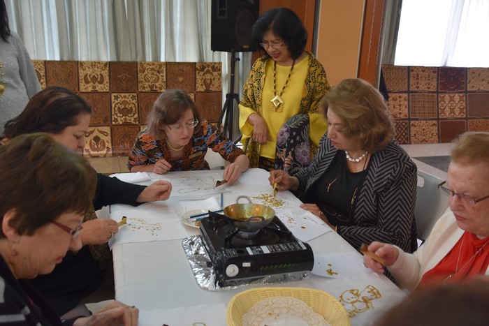 Serunya Saat Warga Australia Mengenal dan Belajar Membatik