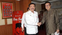 Tjahjo Kumolo dan Budi berjabat tangan sebelum beranjak ke ruang rapat.