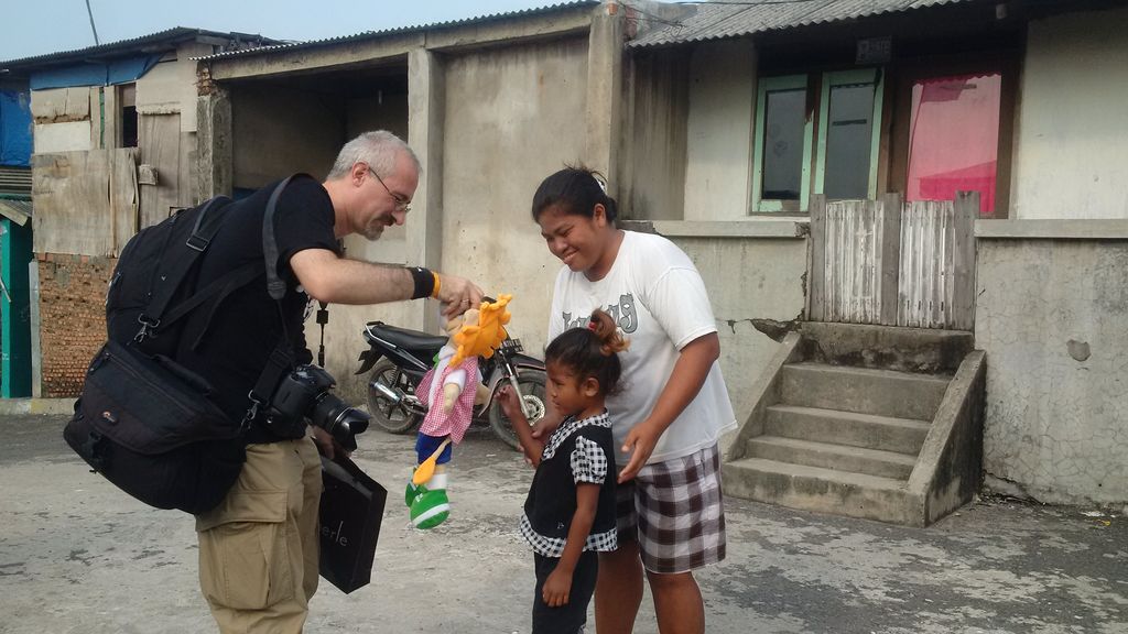 Stefano memberi Songa boneka (Noval/detikcom)