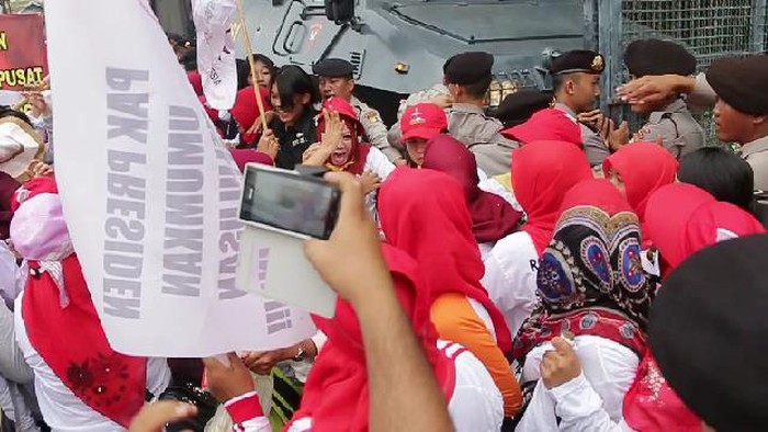 Demo Bidan di Kemenpan RB Ricuh, Pendemo Hamil Dibawa ke RS
