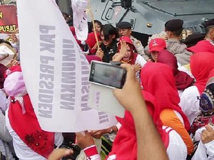 Demo Bidan di Kemenpan RB Ricuh, Pendemo Hamil Dibawa ke RS