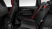 Fitur eksklusif lainnya adalah body kit yang aerodinamis, pendinginan mesin dan rem, pelek JCW Grip Spoke 18 inci, jok sport John Cooper Works dengan sandaran kepala yang terintegrasi, suspensi sport John Cooper Works serta dua knalpot sport krom.