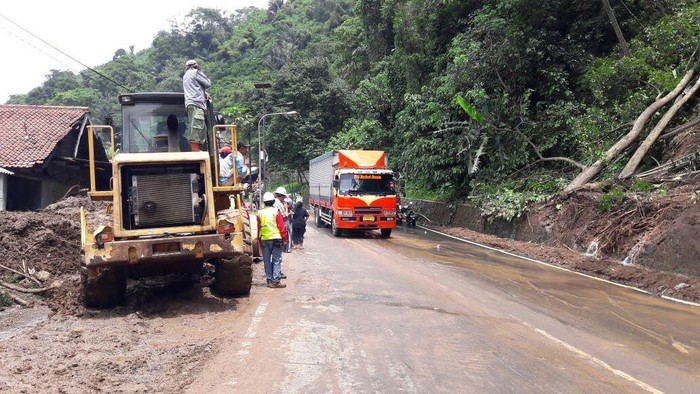 Sempat Tertutup Longsor, Jalur Cadas Pangeran Sumedang Sudah Bisa Dilalui