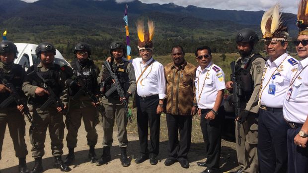 Foto: Menhub Budi Karya berfoto bersama Bupati Willem Wandik dan aparat setempat  (Bisma Alief/detikcom)