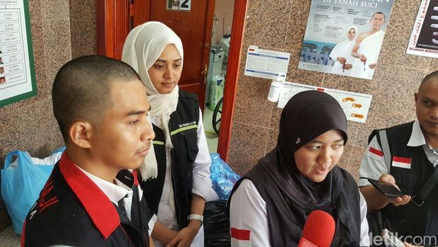 Miftah (laki-laki) dan Aulia (jilbab putih), petugas pembimbing ibadah haji yang sakit dan lansia.