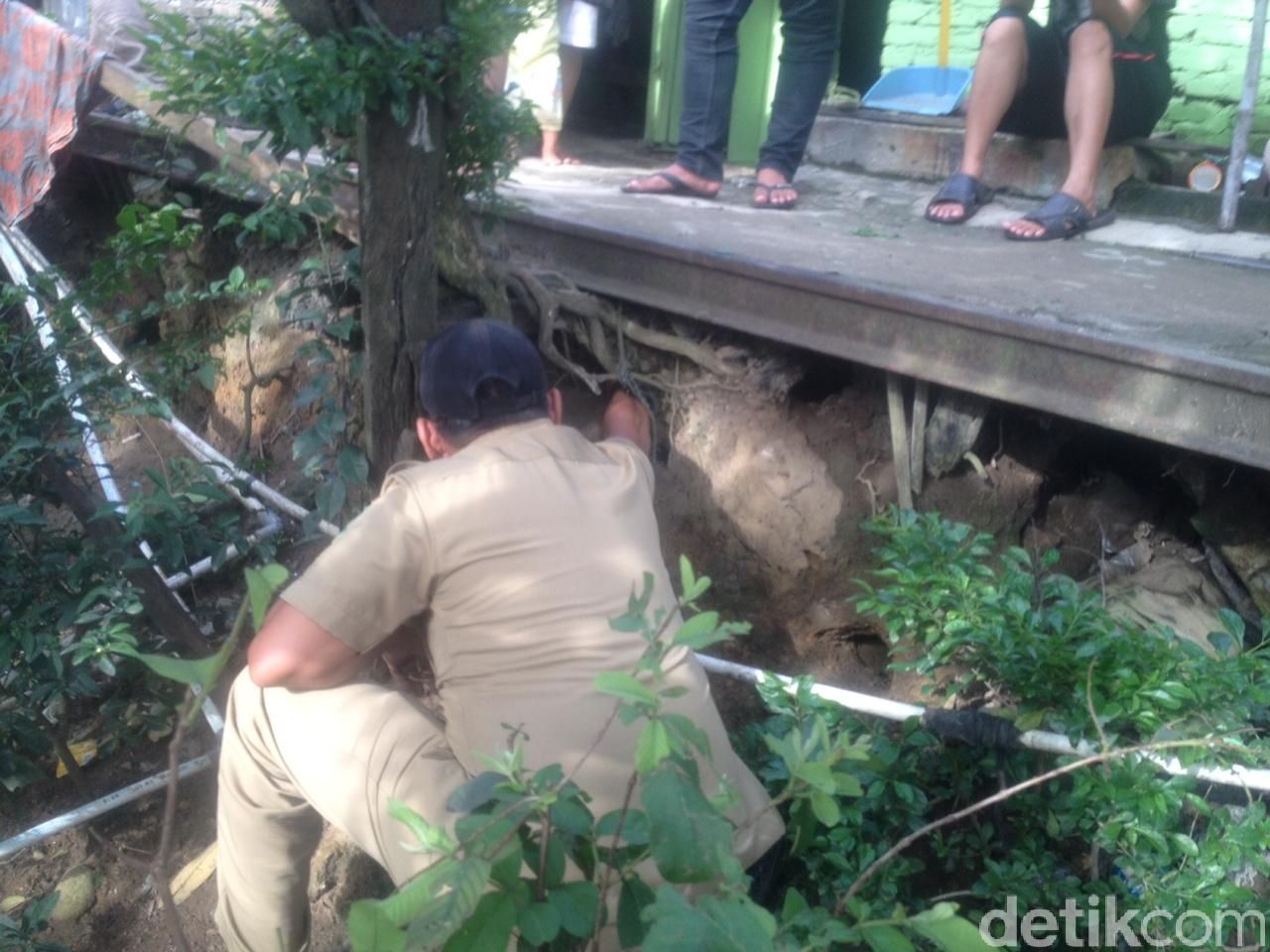 Petugas melakukan razia dan polisi menujukkan barang bukti narkoba.
