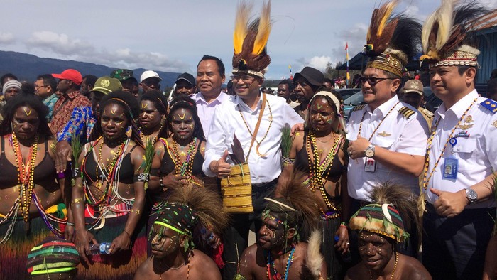 Menhub Kunjungi Ilaga Papua, Janji Perbaiki dan Perpanjang Runway Bandara