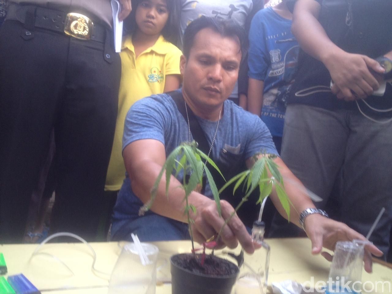 Petugas melakukan razia dan polisi menujukkan barang bukti narkoba.