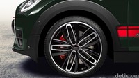 Dibanding Clubman standar, versi John Cooper Works lebih rendah sedikit. Hal itu membantu memberikan pusat gravitasi yang lebih rendah dan tampilan yang lebih sporti.