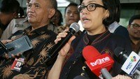 Menkeu Sri Mulyani memberikan keterangan pers dengan didampingi pimpinan KPK.