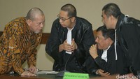 La Nyalla Mattalitti berkonsultasi dengan kuasa hukumnya.