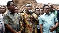 Ketum PAN Zulkifli Hasan memberikan keterangan usai rapat menentukan pasangan cagub dan cawagub DKI Jakarta di kediaman SBY di Cikeas, Bogor, Jawa Barat.
