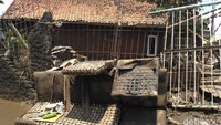 Lumpur sisa banjir belum dibersihkan.