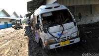 Selain itu tiga unit mobil operasional hancur. Kaca, ban, serta bodi mobil rusak parah.