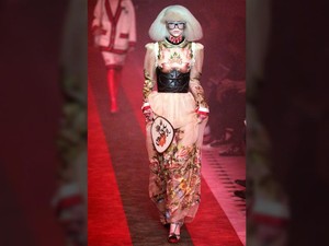 Jaket Camo dan Korset, Tren Gaya Street Style dari Fashionista Milan