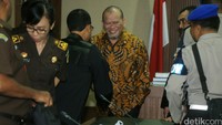Alasan lainnya adalah surat perintah penyidikan dan penetapan tersangka atas nama La Nyalla Mattalitti tidak pernah dipersoalkan atau diajukan praperadilan oleh karenanya tidak pernah dibatalkan pengadilan sehingga sah untuk menyusun dakwaan.