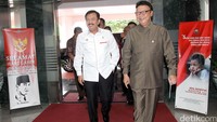 Tjahjo Kumolo dan Budi Gunawan bergegas menuju ruang rapat untuk membahas Pilkada serentak 2017.