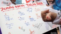 Aksi membubuhkan jempol darah ini dilakukan sebagai bentuk penolakan akan majunya Ahok di Pemilihan Gubernur DKI Jakarta.