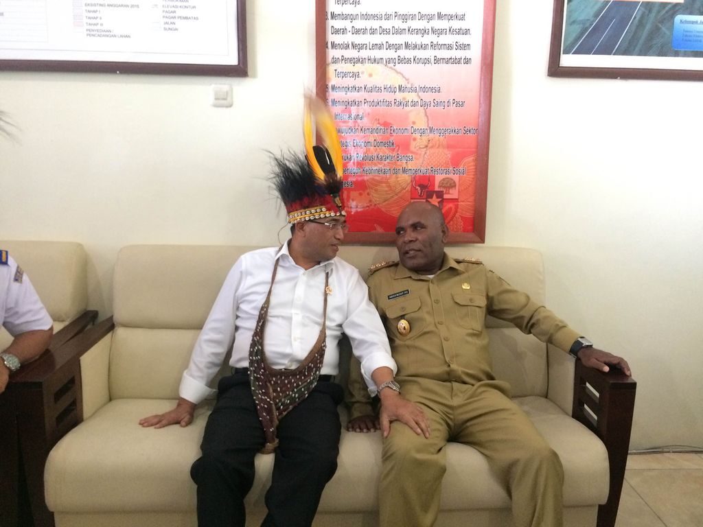 Menhub bersama Bupati Yahukimo Abock Busup (Bisma Alief/detikcom)