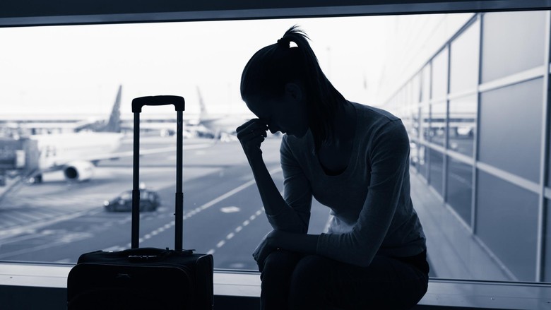 Ilustrasi Traveler ilustrasi traveler sedih di bandara