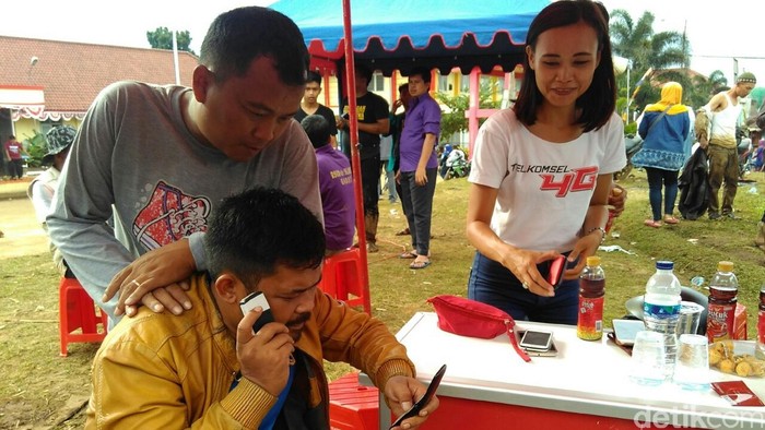 Telepon Gratis Telkomsel di Posko Siaga Banjir Garut
