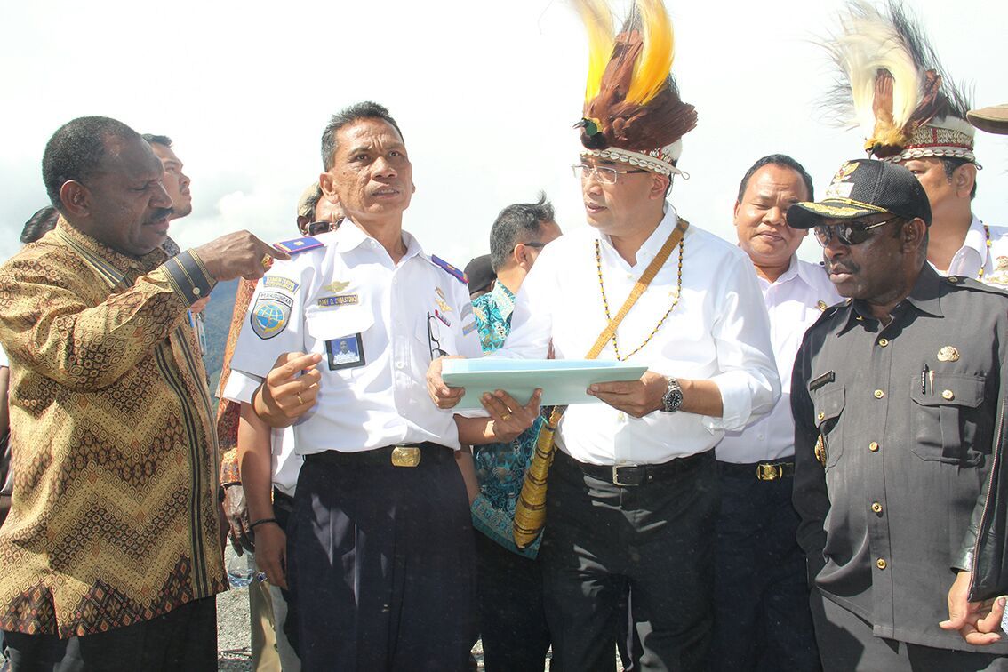 Menhub Budi Karya berbincang dengan Bupati Willem Wandik
