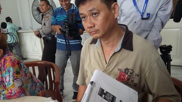 Andre menunjukkan ke Ahok dokumen rumahnya yang digusur. (Foto: Niken/detikcom)