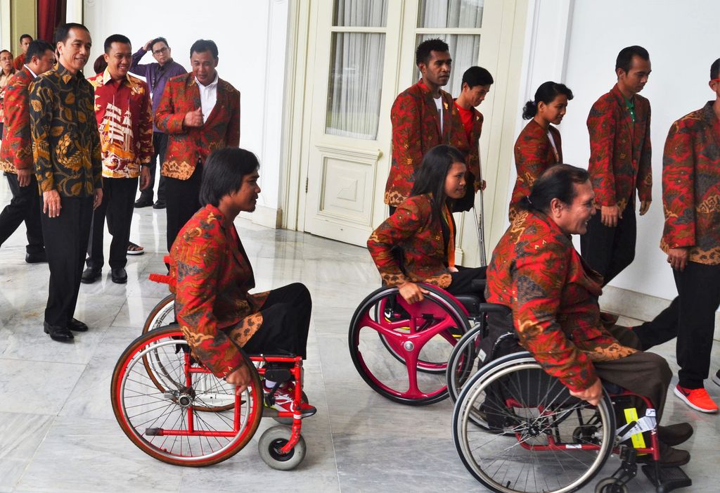 Presiden Jokowi mempersilakan para atlet masuk ke dalam Istana (M Iqbal/detikcom)