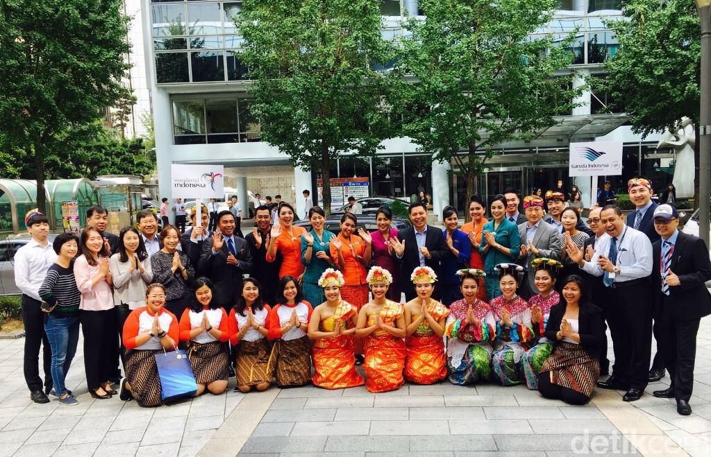 Pertunjukan tarian tradisional Indonesia di Seoul untuk tarik wisatanan (dokumen Garuda Indonesia)
