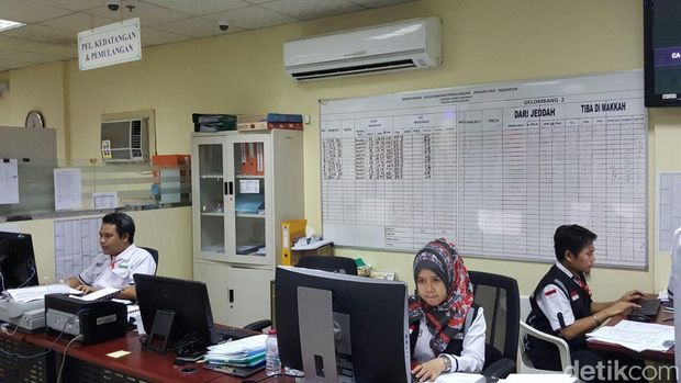 Para petugas yang melayani jemaah tanazul