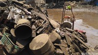 Tumpukan barang-barang milik warga yang kini jadi sampah.
