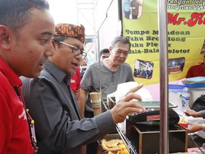 Gubernur Jabar Jajan Kuliner, Bayarnya Tinggal Tempel Ponsel