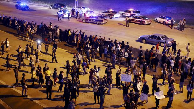 Demonstran memblokir jalan raya di Charlotte (REUTERS/Mike Blake)