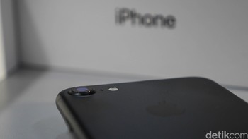 Dalam paket penjualan juga ada converter Lightning to 3,5 mm untuk menggunakan earphone atau headphone konvensional. Foto: detikINET - Anggoro Suryo Jati
