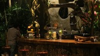 Foto: Bar di Restoran Khaomao Khaofang bernuansa hutan. Begitu juga toiletnya (Fitraya/detikTravel)