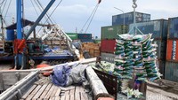 Pekerja mengangkut tumpukan beras ke kapal. Ekonomi nasional diharapkan masih bisa tumbuh ditengah kelesuan ekonomi global.